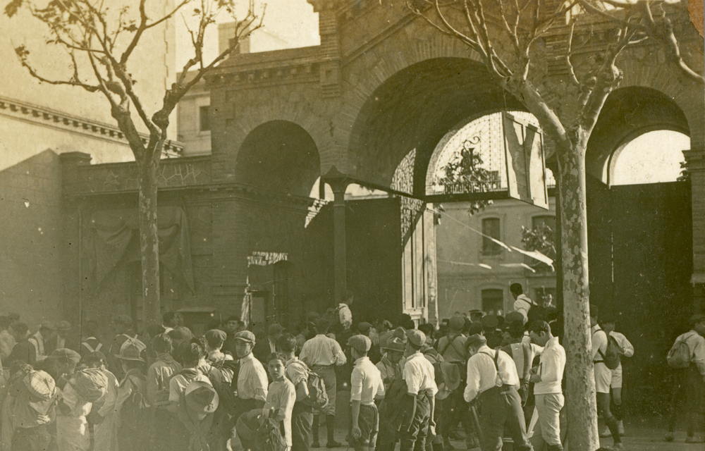 Accés principal a la fàbrica dels germans Batlló, c. 1920. BETB. Autoria: Alejandro Antonietti. (CAT AGDB R. 497).