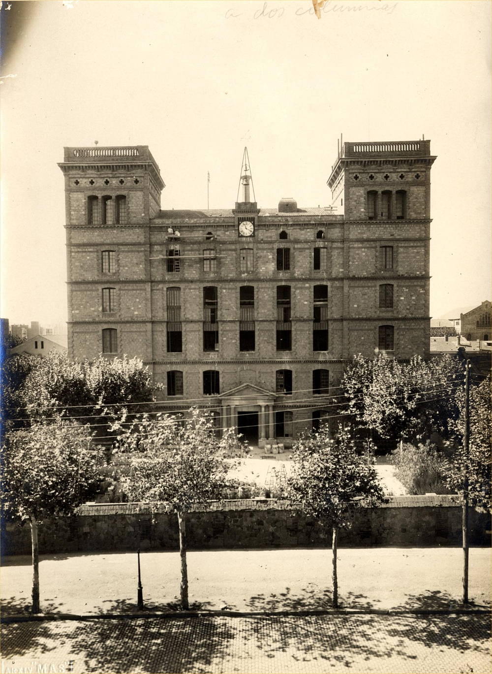 Edifici gran, 1915. Autoria: Arxiu Mas. (CAT AGDB Registre 23868).