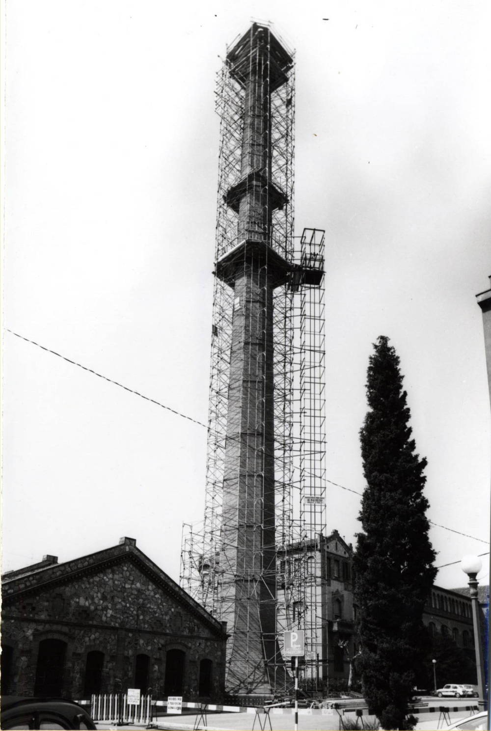 Xemeneia de l'antiga fàbrica Batlló, 1972. Autoria: Francisco Ribera Colomer Fons: Diputació de Barcelona (CAT AGDB R. 18978)